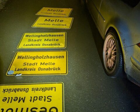 Polizisten halten VW an und entdecken vier Ortsschilder bei routinemäßiger Kontrolle in Melle.