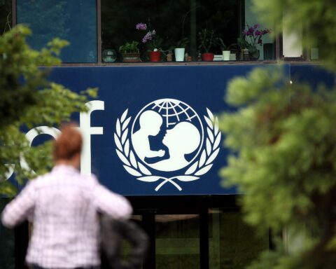 Ein dramatisches Bild von Not und Gewalt im Sudan, mit Fokus auf Kinder und humanitäre Hilfe.