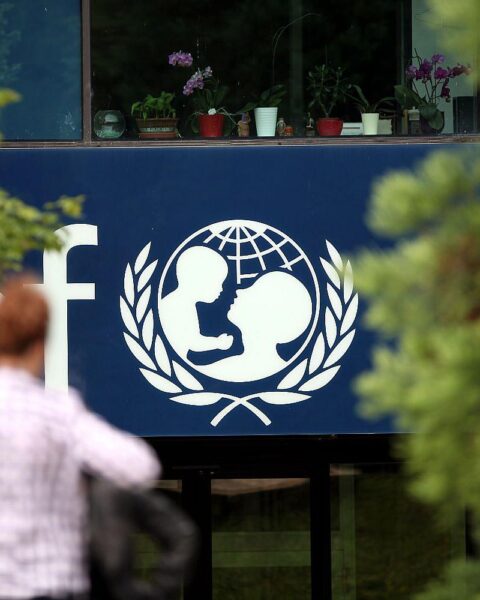 Ein dramatisches Bild von Not und Gewalt im Sudan, mit Fokus auf Kinder und humanitäre Hilfe.