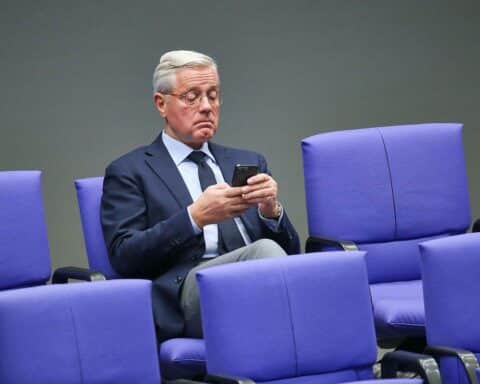 Norbert Röttgen kritisiert US-Plan für Ukraine, fordert starken europäischen Sicherheitsansatz.