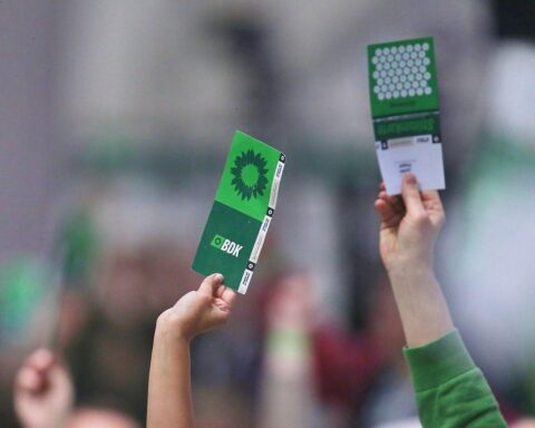 Abstimmung auf Grünen-Parteitag über Waffenlieferungen an Ukraine, beleuchtet politische Konflikte und Meinungen.