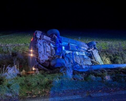 VW-Bus brennt auf Autobahn 26, Feuerwehr löscht, Schaden mehrere tausend Euro.