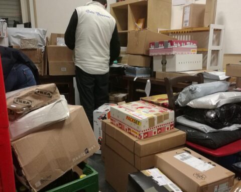 Pakete in einem Späti, Symbol für unsichere Produkte im Online-Handel.