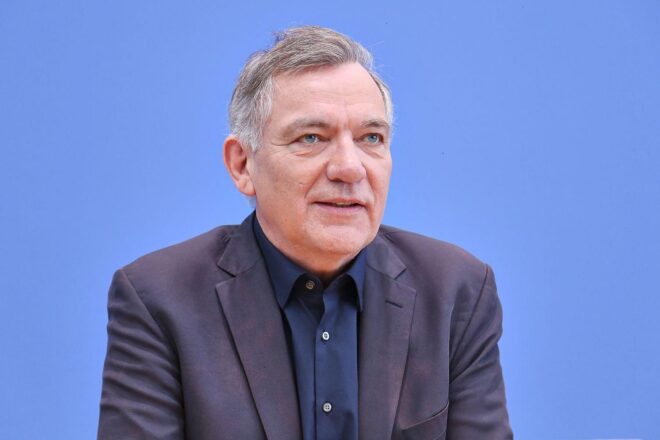 Van Aken wirft Merz Kolonialdenken vor