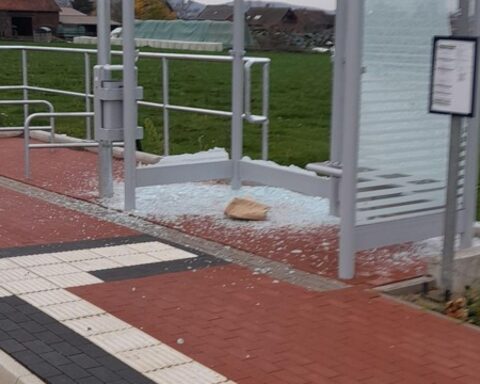 Zerstörte Buswartehäuschen in Bückeburg, Vandalismus, Schäden, Polizei ermittelt, Bürgerhinweise gesucht.