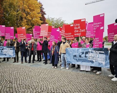 Frank Werneke kritisiert "Die Familienunternehmer" für Umgang mit der AfD und warnt vor Extremismus.
