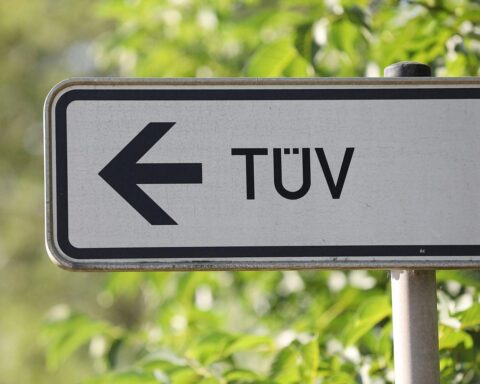 Tarifabschluss des TÜV: Beschäftigte freuen sich über Gehaltserhöhungen und Vorteile ab 2025.
