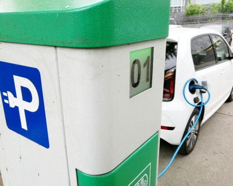 E-Ladestation mit E-Auto, symbolisiert Förderansatz für umweltfreundliche Mobilität in Deutschland.