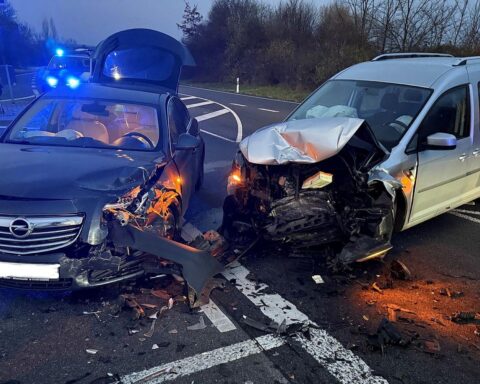 Schwerer Verkehrsunfall auf Autobahnauffahrt, Fahrzeuge beschädigt, Polizei regelt Verkehrsbehinderungen.