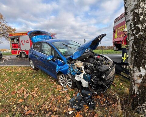 Unfall auf B3: Auslaufende Betriebsstoffe, Feuerwehr im Einsatz, Straße gesperrt, verletzte Person.