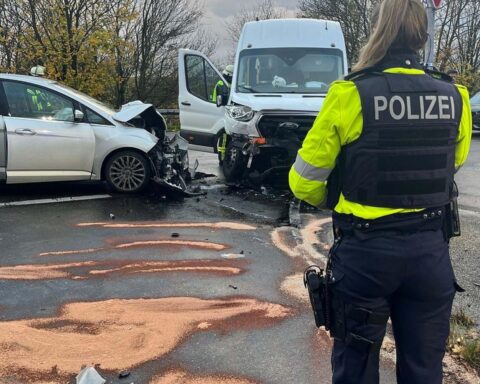 Verkehrsunfall mit Verletzten: Rettungskräfte, Polizei und Einsatzfahrzeuge an der Unfallstelle sichtbar.