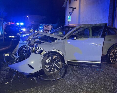 Unfallstelle mit beschädigtem Opel, Audi und Hauswand; mehrere Verletzte und hoher Sachschaden.
