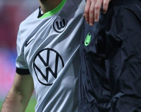 VfL Wolfsburg trennt sich von Trainer und Sportdirektor nach schwachem Saisonstart.