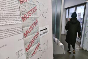 Wahllokal mit anstehenden Wahlprüfungen und möglichen Neuauszählungen der Bundestagswahl 2025.