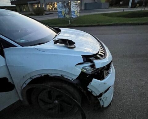 Kreisverkehr mit beschädigten Fahrzeugen nach Vorfahrtsmissachtung durch Fahrer. Polizei weist auf Regeln hin.