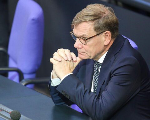 Johann Wadephul trifft Präsident Rodrigo Paz Pereira in Bolivien, symbolisiert Zusammenarbeit und Hoffnung.