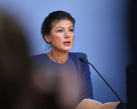 Sahra Wagenknecht diskutiert Expertenregierung und Ablehnung von All-Parteien-Koalitionen in Berlin.