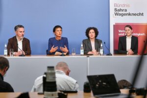 Sahra Wagenknecht kündigt Rückzug von Parteivorsitz, neue Führung und Engagement im BSW.