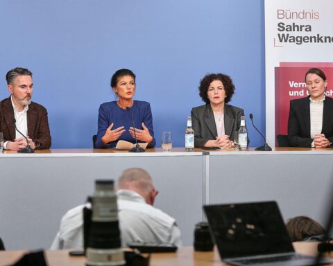 Sahra Wagenknecht kündigt Rückzug von Parteivorsitz, neue Führung und Engagement im BSW.