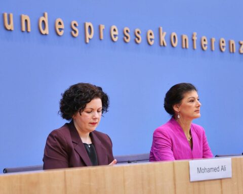 Ein Bild des Bundestages mit Wahllokalen und Wahlurnen, symbolisiert den Wahlausgang und Einsprüche.