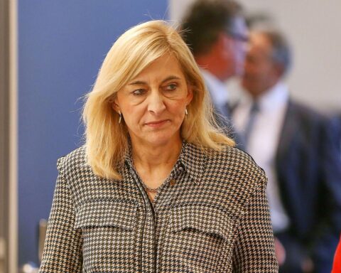 Nina Warken diskutiert Pflegeversicherung und FrauenGesundheit in Berlin, Bundestagssitzung im Fokus.