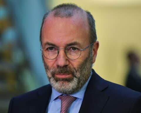 Manfred Weber spricht zur Abstimmung über das Lieferkettengesetz in Brüssel.