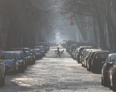 Parkende Autos in einer Straße, Symbol für geplante Anwohnerparkgebühren-Erhöhung in Berlin.