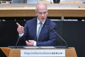 Kai Wegner bei Pressekonferenz zur Volksbefragung in Berlin, um direkte Demokratie zu fördern.