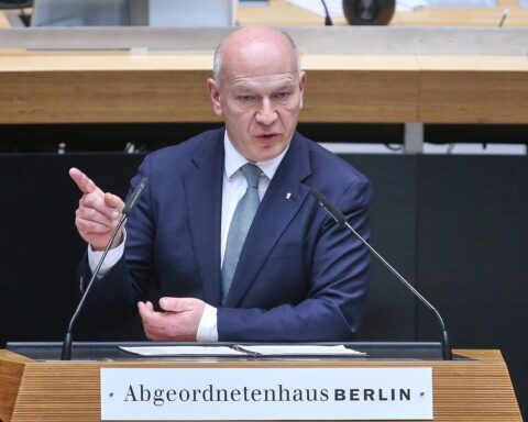 Kai Wegner bei Pressekonferenz zur Volksbefragung in Berlin, um direkte Demokratie zu fördern.