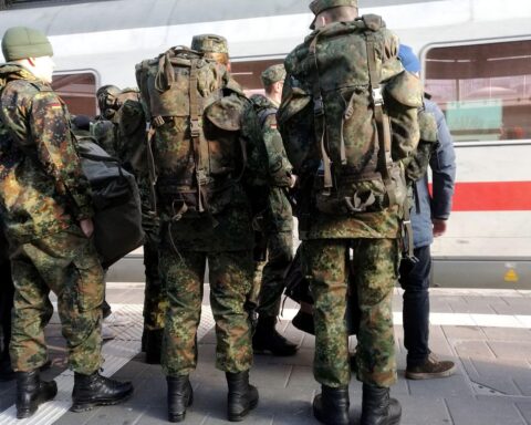 Bundeswehrsoldaten in der Bahn, symbolisierend den modernen Wehrdienst und die positive Musterung.