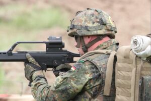 Bundeswehr-Soldat mit G36-Gewehr, symbolisiert Wehrpflicht und zukünftige Personalpolitik der Streitkräfte.