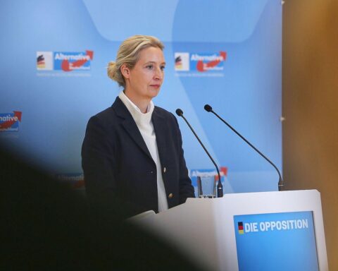 Alice Weidel kritisiert Friedrich Merz und plädiert für Rentenreformen im Bundestag.