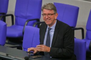 Wolfram Weimer diskutiert Kulturpolitik, angesichts von Kritik und Interessenkonflikten im Bundesministerium.