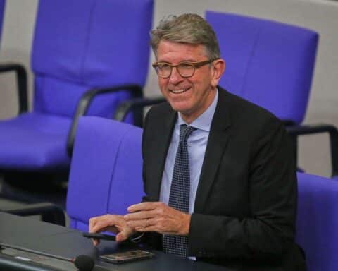 Wolfram Weimer diskutiert Kulturpolitik, angesichts von Kritik und Interessenkonflikten im Bundesministerium.