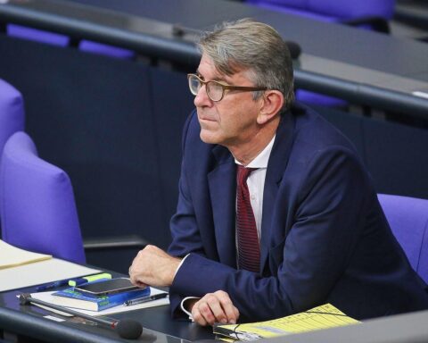 Wolfram Weimer übergibt Firmenanteile zur Vermeidung von Interessenkonflikten in der Politik.