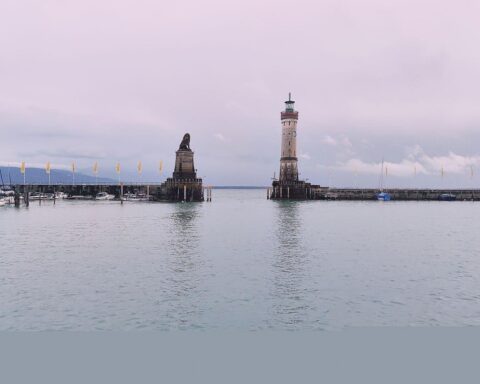 Nebelige Morgenatmosphäre am Bodensee mit milden Temperaturen und heiterem Himmel.