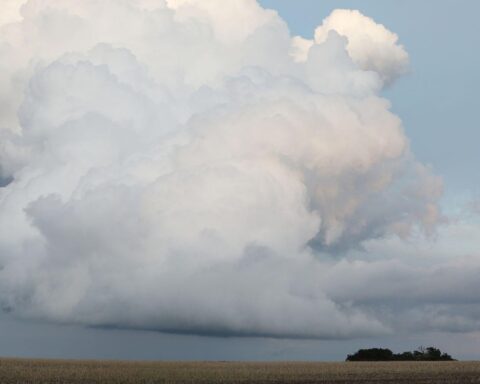 Graue Wolken über Berlin und Brandenburg, repräsentierend die bevorstehenden Regenfälle und kühleren Temperaturen.