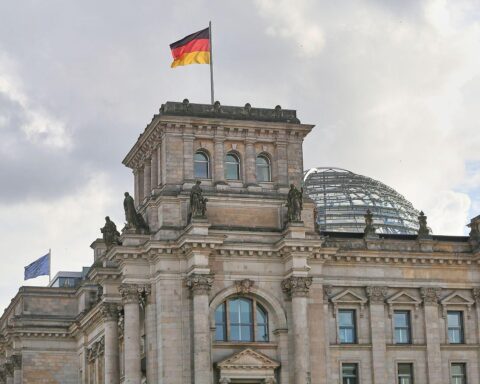 Wettervorhersage: Wolken, Regen, moderate Temperaturen und unterschiedliche Wetterbedingungen in Berlin und Brandenburg.