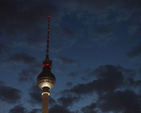 Berliner Fernsehturm nachts, umgeben von Wolken, symbolisiert wechselhaftes Wetter in der Region.