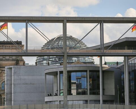 Heiterer Himmel über dem Berliner Bundestag, mit frostigen Temperaturen und Wolken im Hintergrund.