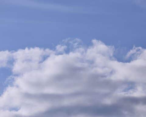 Blauer Himmel mit wenigen Wolken, sonnige Atmosphäre, winterliche Temperaturen und frostige Bedingungen.