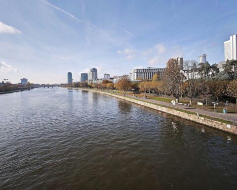 Winterliche Szene in Hessen: frostige Temperaturen, Sonne im Süden, Wolken im Norden.