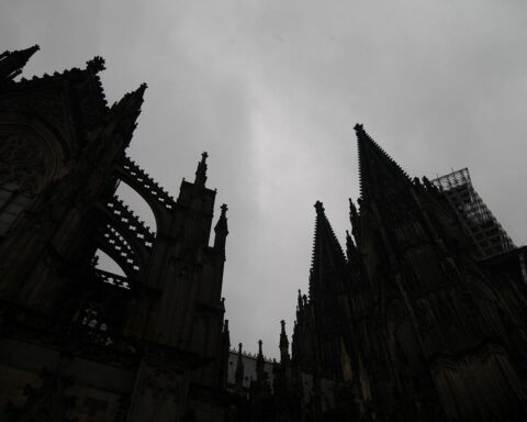 Kölner Dom unter grauen Wolken, düstere Stimmung, erwarteter Regen und Schnee im Bergland.