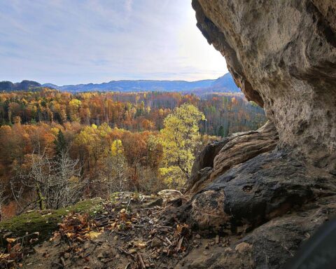 Milde Herbstlandschaft in Sachsen mit heiterem Wetter, buntem Laub und Wolken am Himmel.