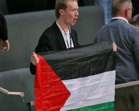 Protest im Bundestag: Besucher mit Palästinenserfahne stört Sitzung, ruft politische Botschaft.