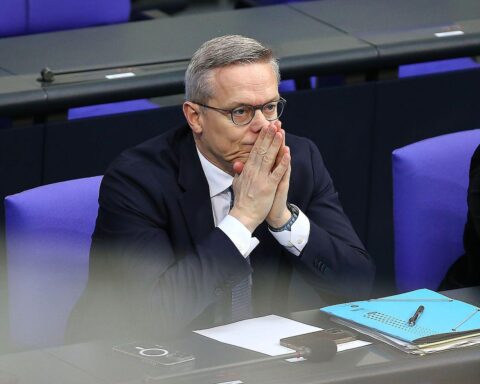 Digitalminister Wildberger diskutiert KI-Reformen auf dem digitalen Souveränitätsgipfel in Berlin.