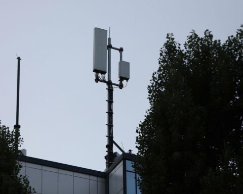 Ein Sendemast symbolisiert Deutschlands Streben nach Unabhängigkeit von chinesischer Mobilfunktechnologie und sicherer Netzpolitik.