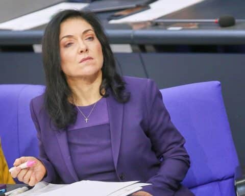 Katherina Reiche lobt Reformdebatte zur Rente, betont Wirtschaftswachstum und Verteidigungsfähigkeit.