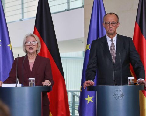 Monika Schnitzer übergibt Wirtschaftsbericht an Friedrich Merz; Diskussion über Investitionen und Wachstum.