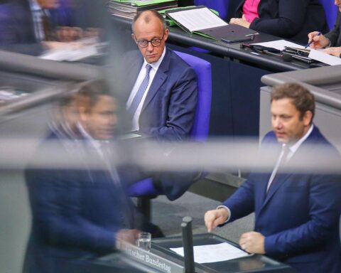 Friedrich Merz und Lars Klingbeil diskutieren über die Rentenpolitik der Bundesregierung in Düsseldorf.